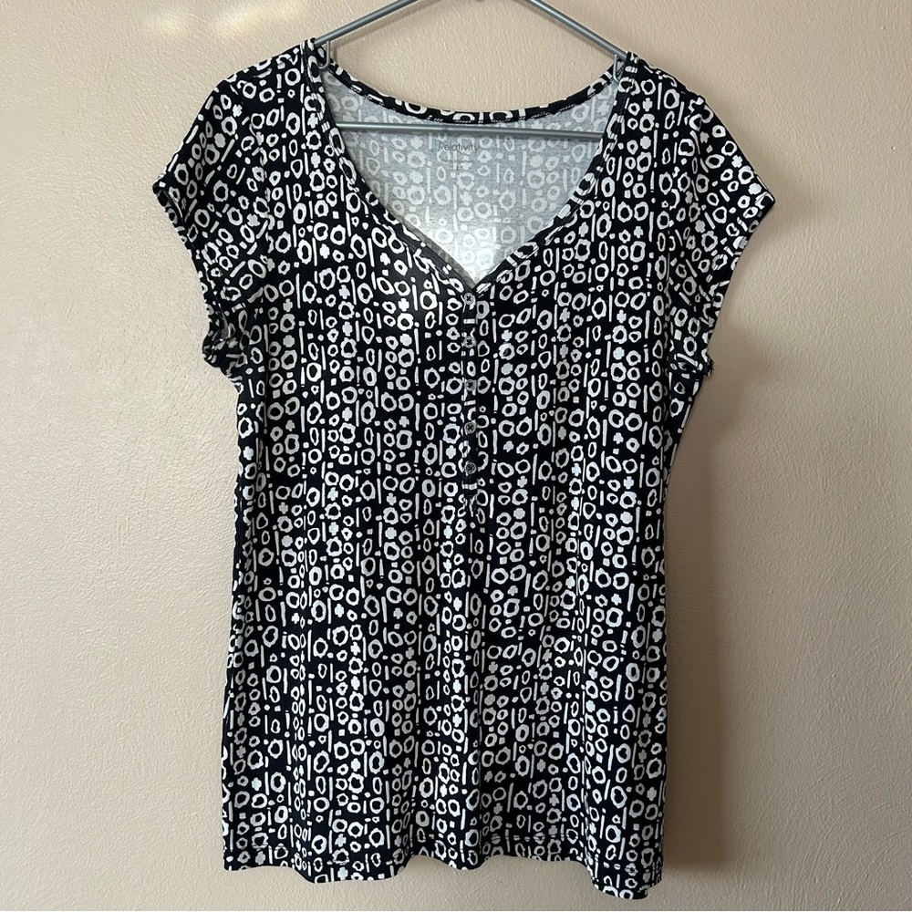 Relativity Black & White Printed V-Neck Tunic Top